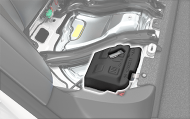 后排乘客座椅下方黑色泡沫盖板近距离图像